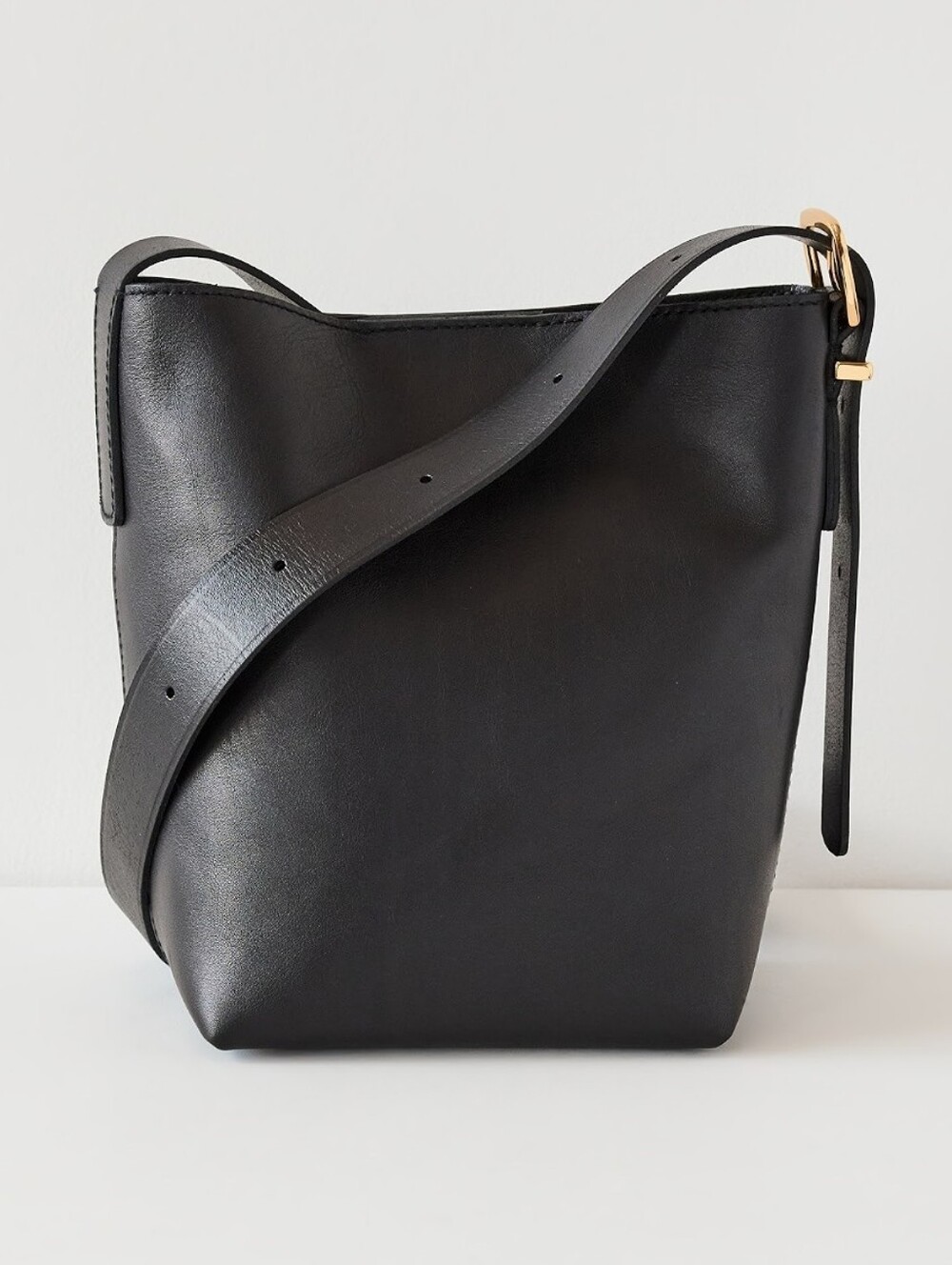 Madewell The Essential Bucket Tote in Black Leather